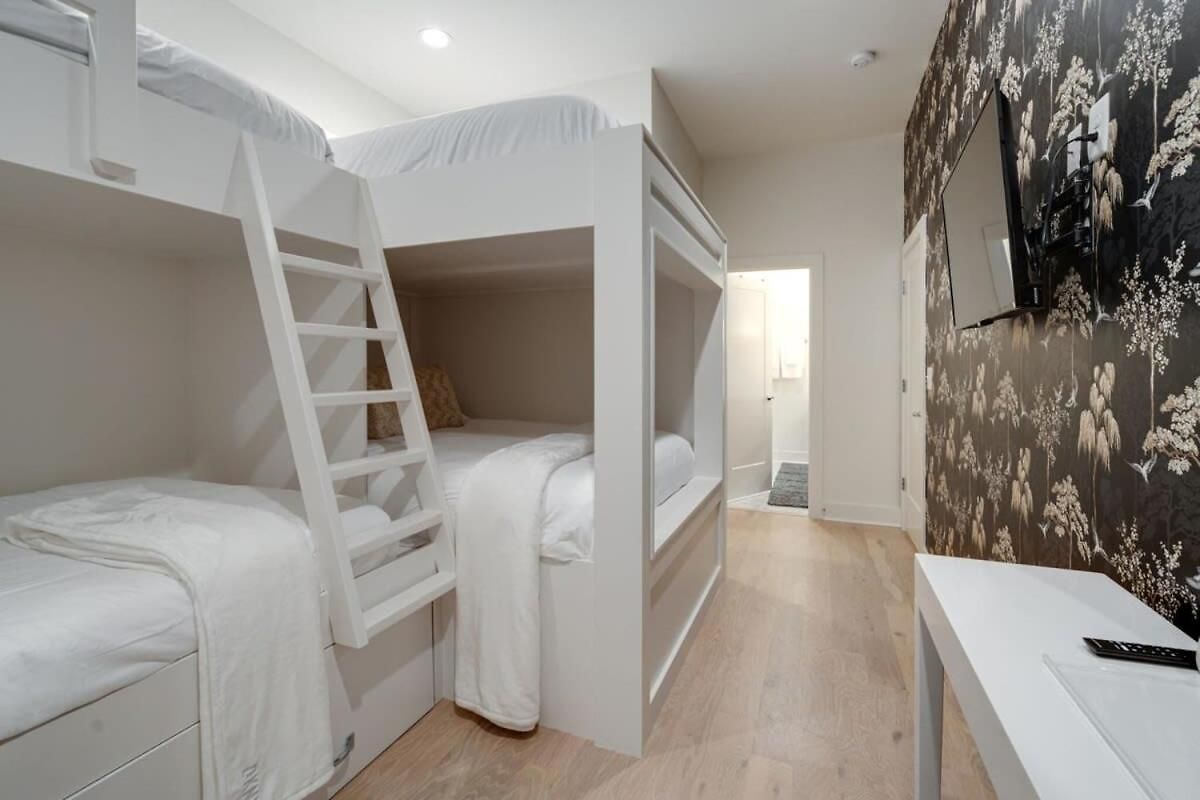 Luxury Townhouse With Rooftop Deck Less Than 10 Mins To Downtown Holiday home *