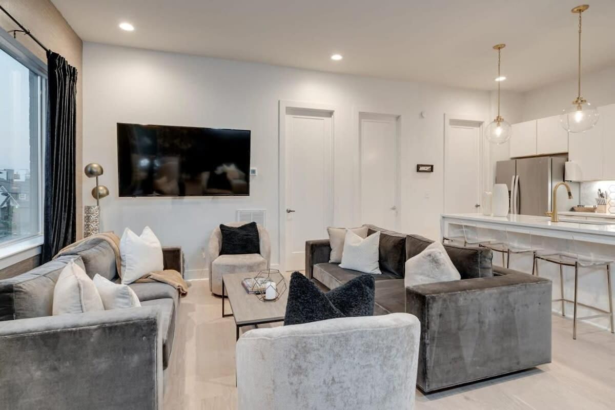 Luxury Townhouse With Rooftop Deck Less Than 10 Mins To Downtown Holiday home Nashville