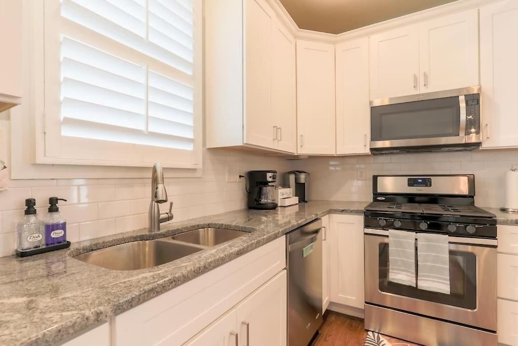 Holiday home New Amazing 4br Suite* Hot Tub *2 Mi To Music *