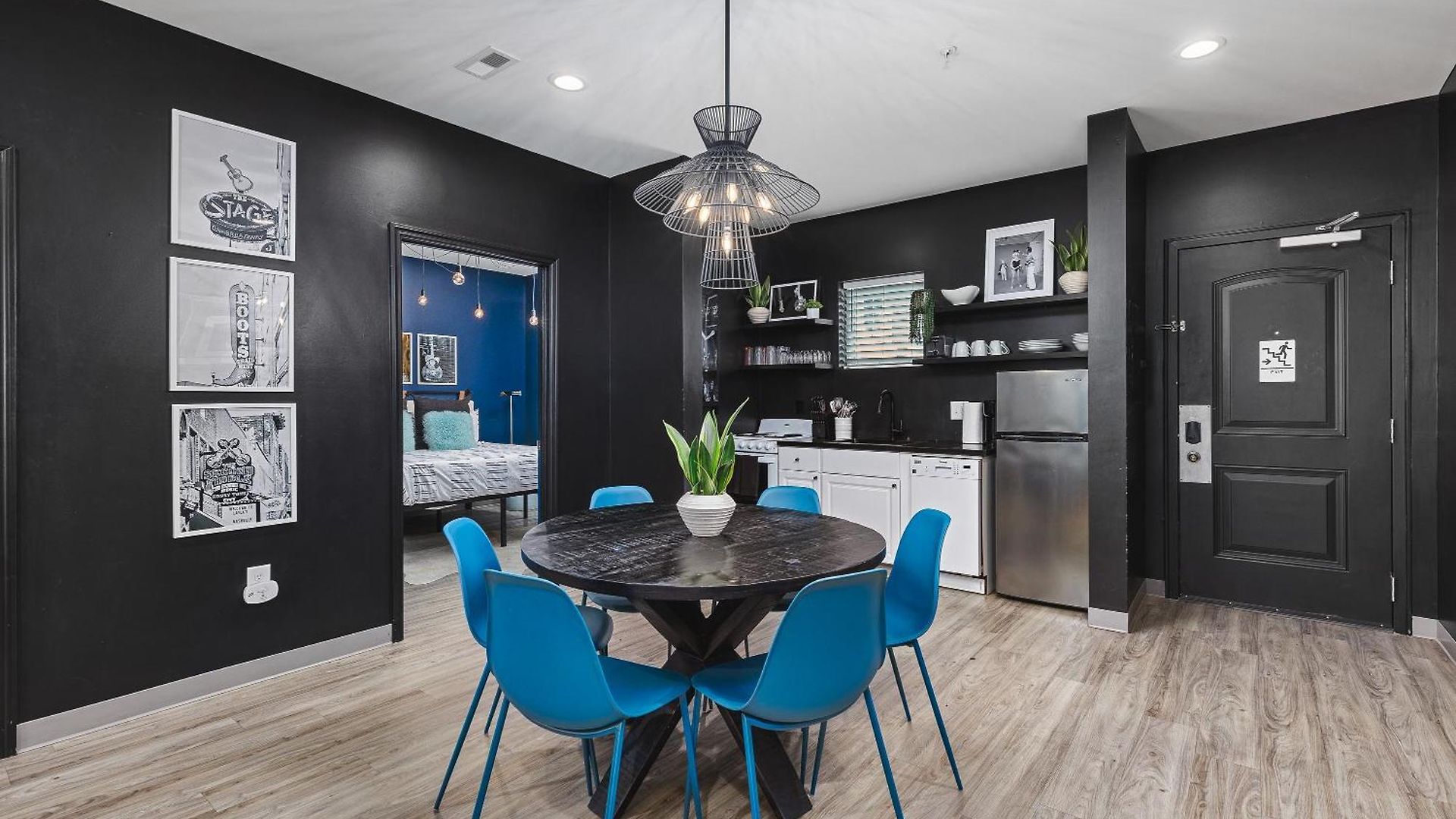 Near Downtown Walk To Restaurants, Bars & Music Apartment