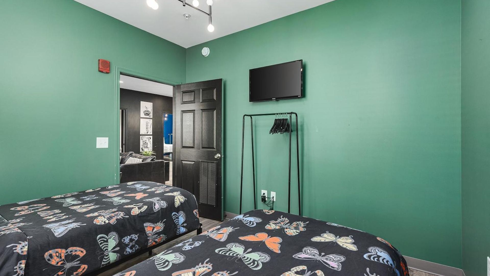 Near Downtown Walk To Restaurants, Bars & Music Apartment