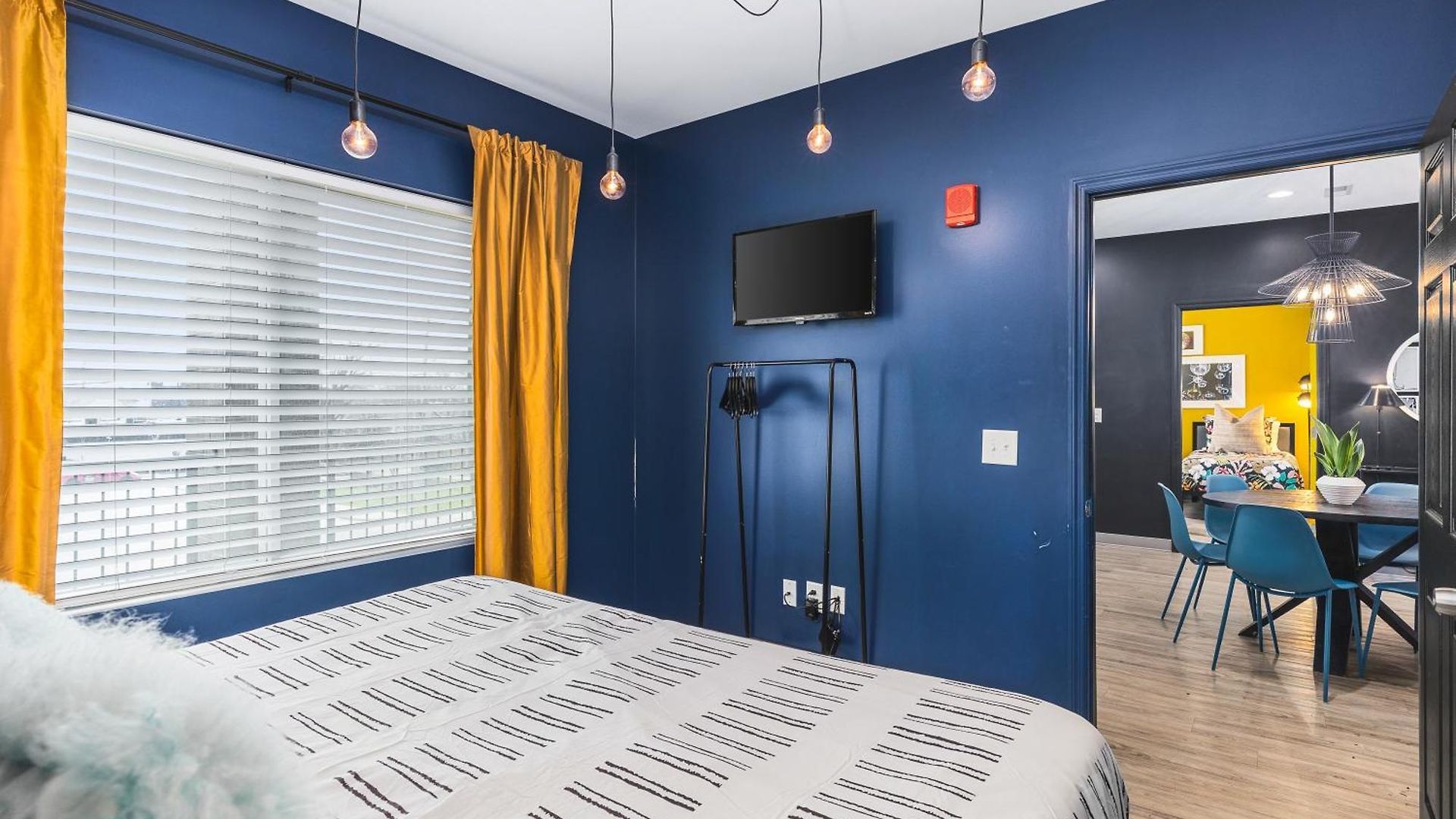 Near Downtown Walk To Restaurants, Bars & Music Apartment *