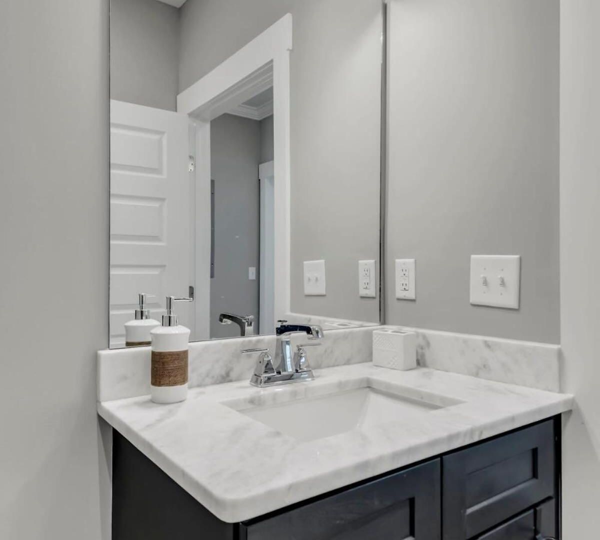 Modern Nations - Walkable - 5 Mi Downtown *