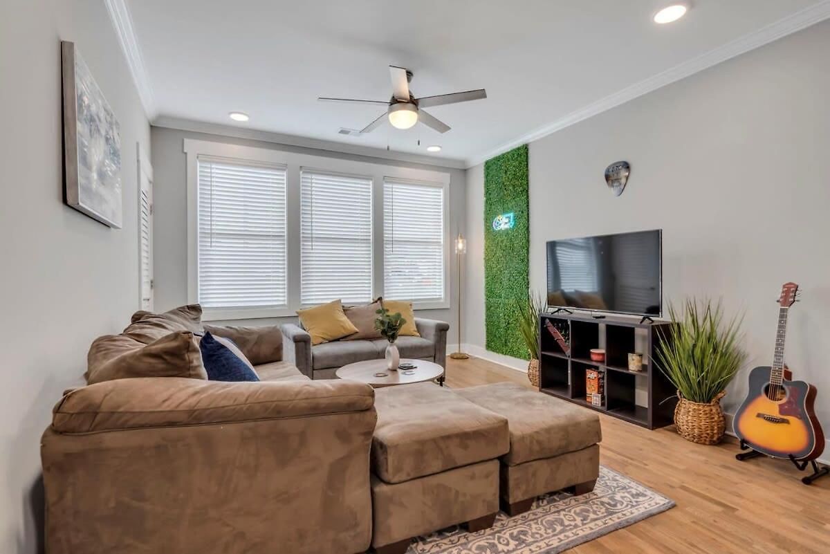 Modern Nations - Walkable - 5 Mi Downtown Holiday home