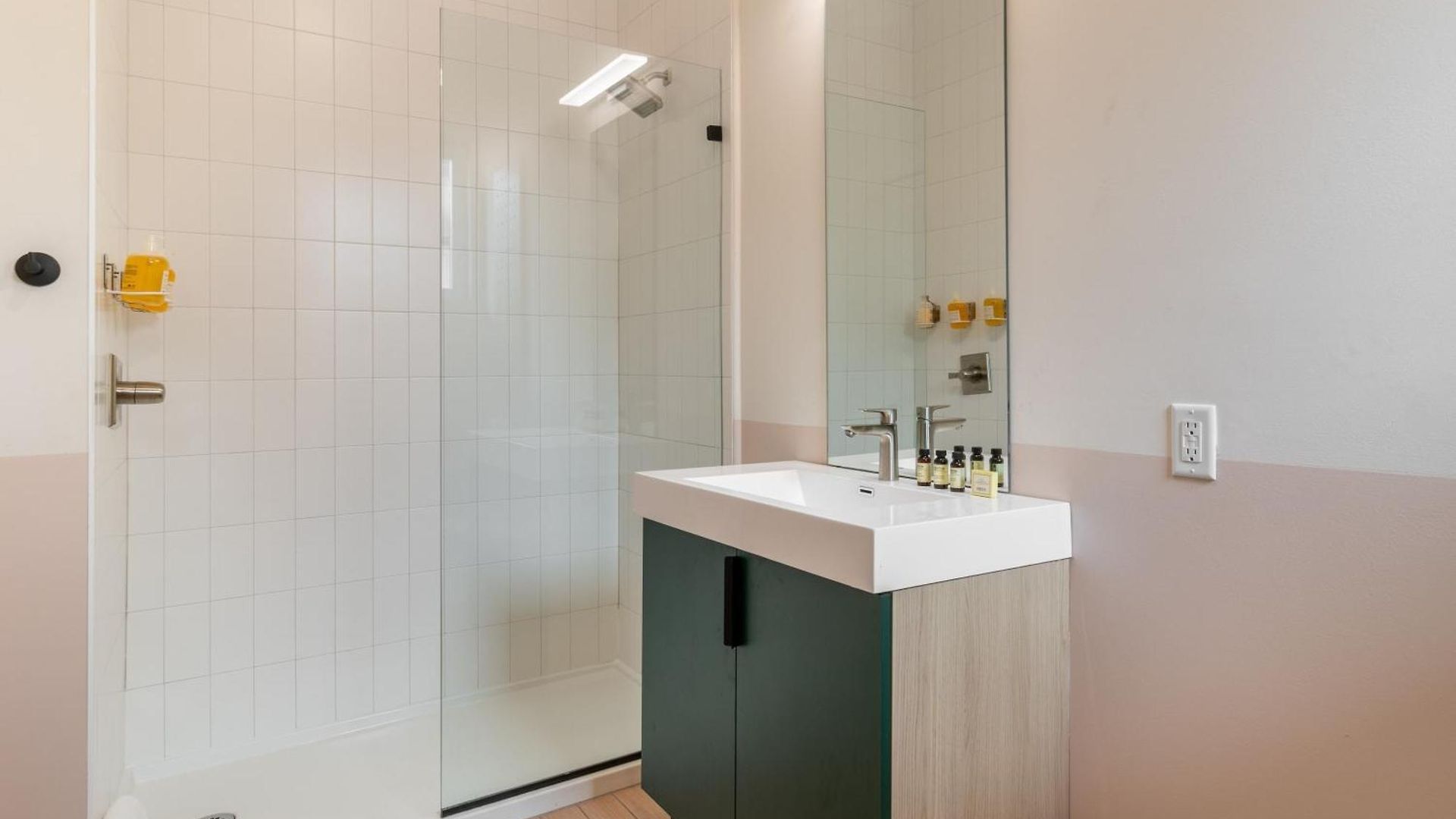 Holiday home The Conway 5 Bedroom Buyout W Deck In Music City *