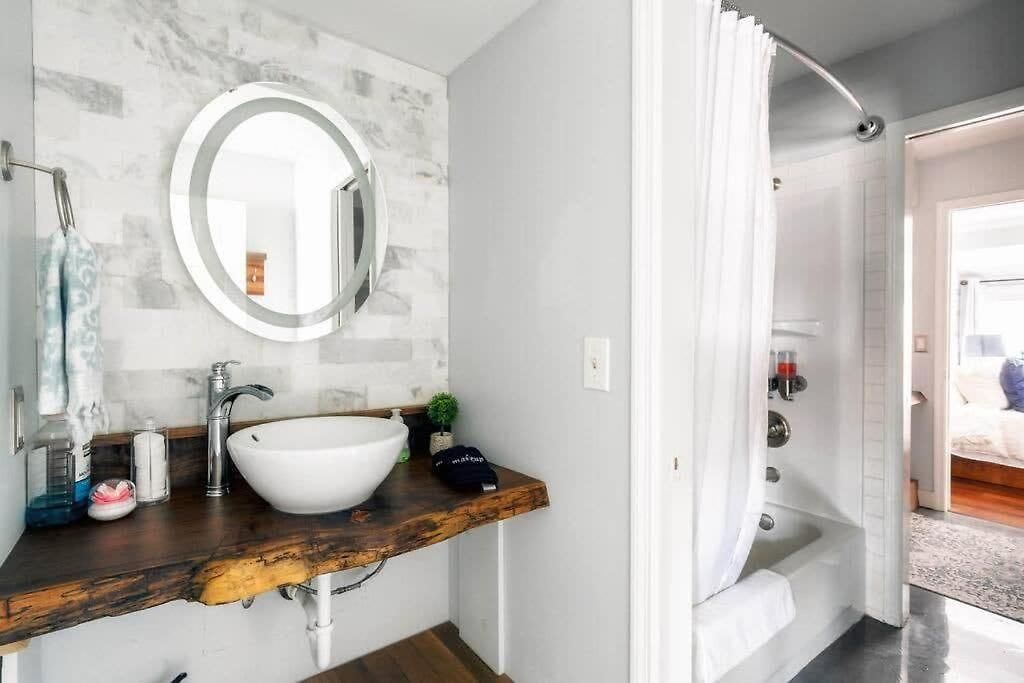 Holiday home Walk To Broadway Charming Modern Historic Townhome