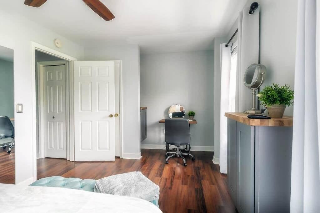 Walk To Broadway Charming Modern Historic Townhome Holiday home
