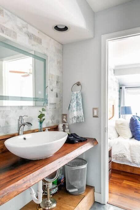 Walk To Broadway Charming Modern Historic Townhome *