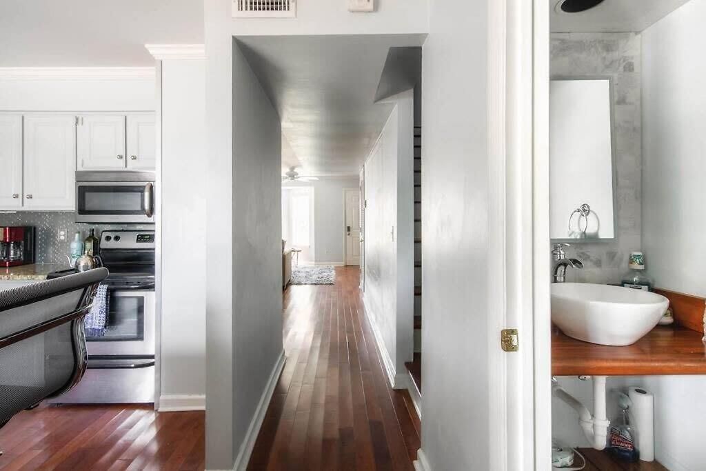 Holiday home Walk To Broadway Charming Modern Historic Townhome *