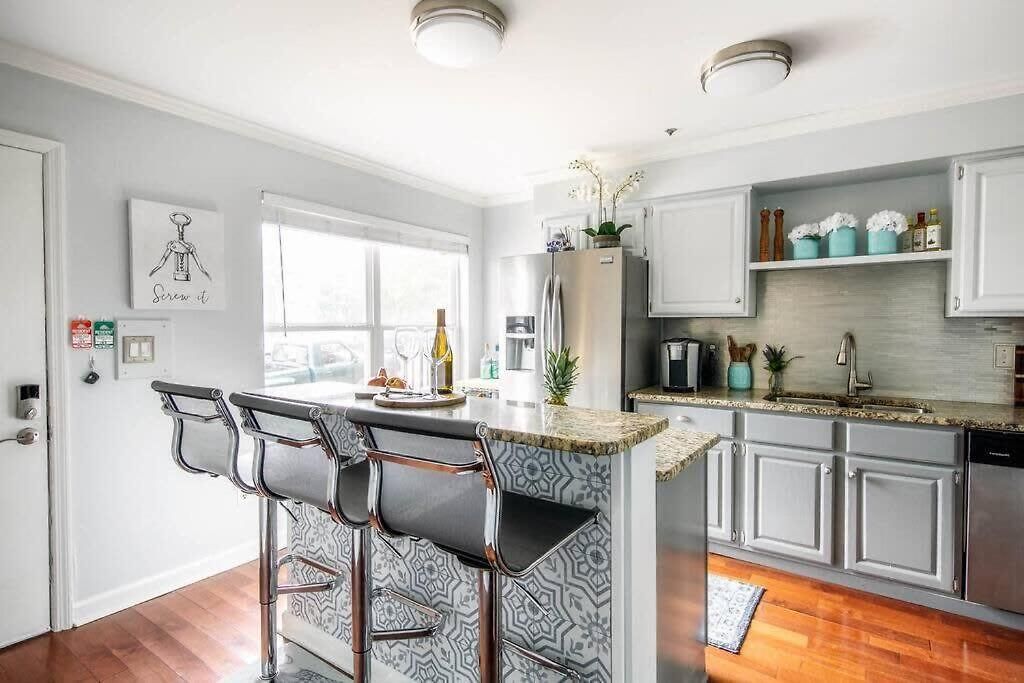 Walk To Broadway Charming Modern Historic Townhome