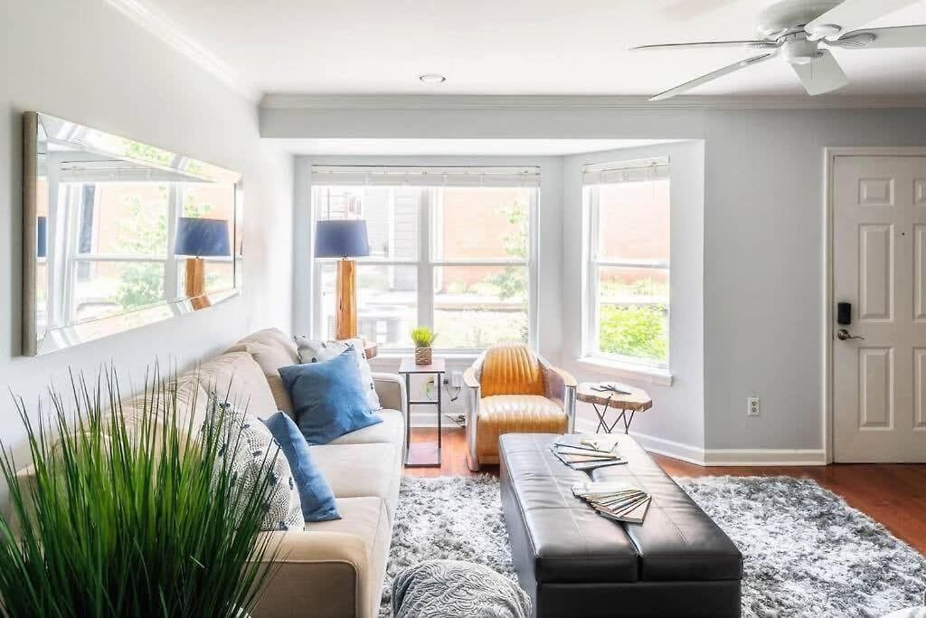 Walk To Broadway Charming Modern Historic Townhome