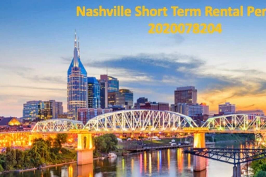 Stylish Downtown W/ Pool & Parking Apartment *