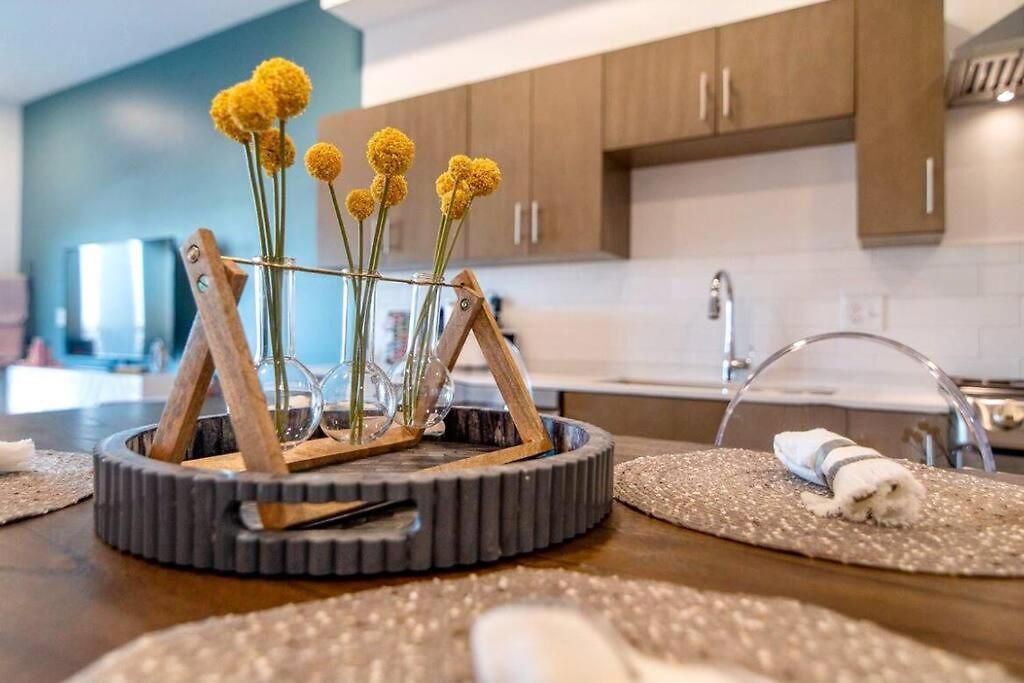 Stylish Downtown W/ Pool & Parking