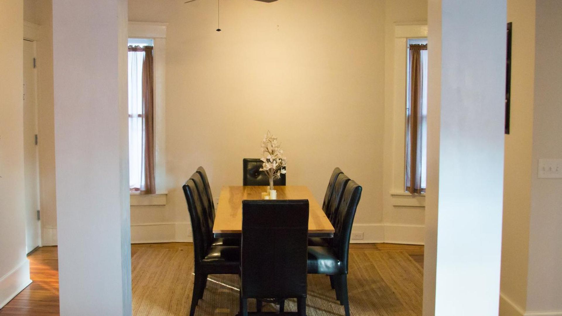 East Upstairs Apartment, One Queen Br, 2 Twin Br,1bath In Five Points, Close To Downtown *