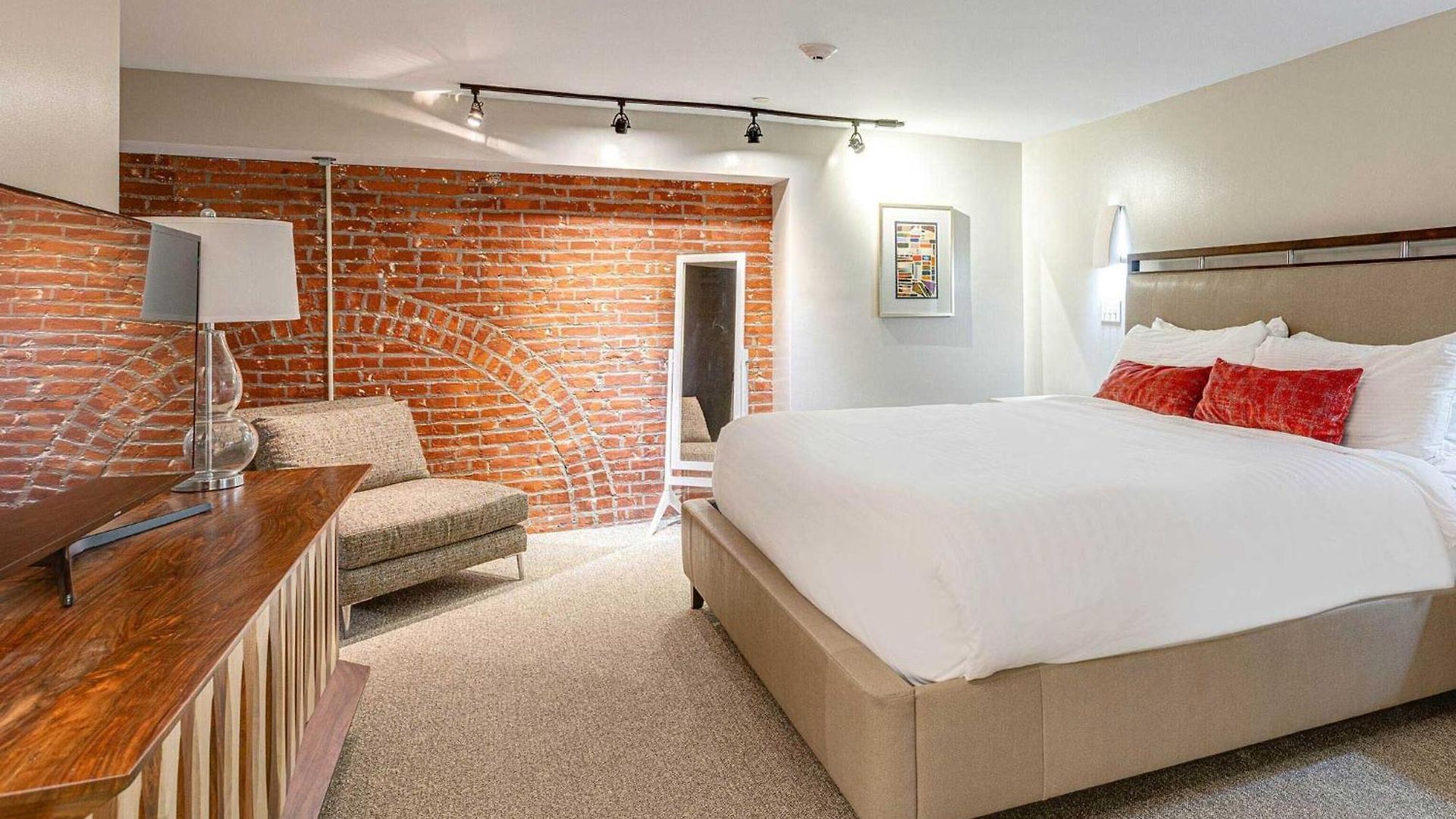 Riverfront Lofts Aparthotel