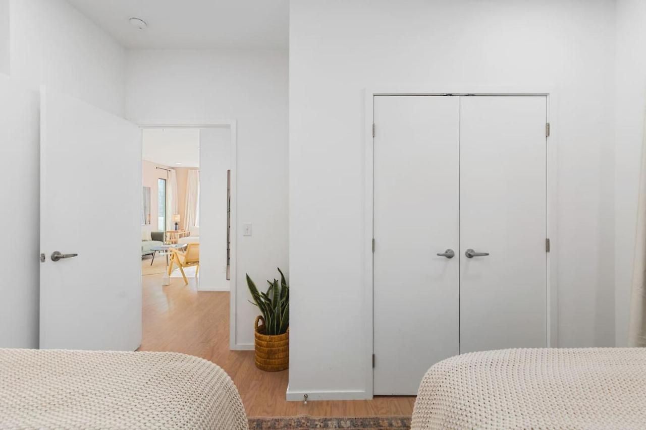 Penthouse On River With Garage And Patio, Walk Downtown Nashville