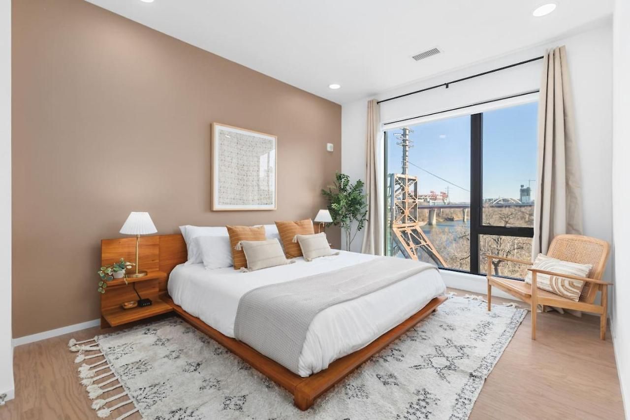Penthouse On River With Garage And Patio, Walk Downtown Apartment *