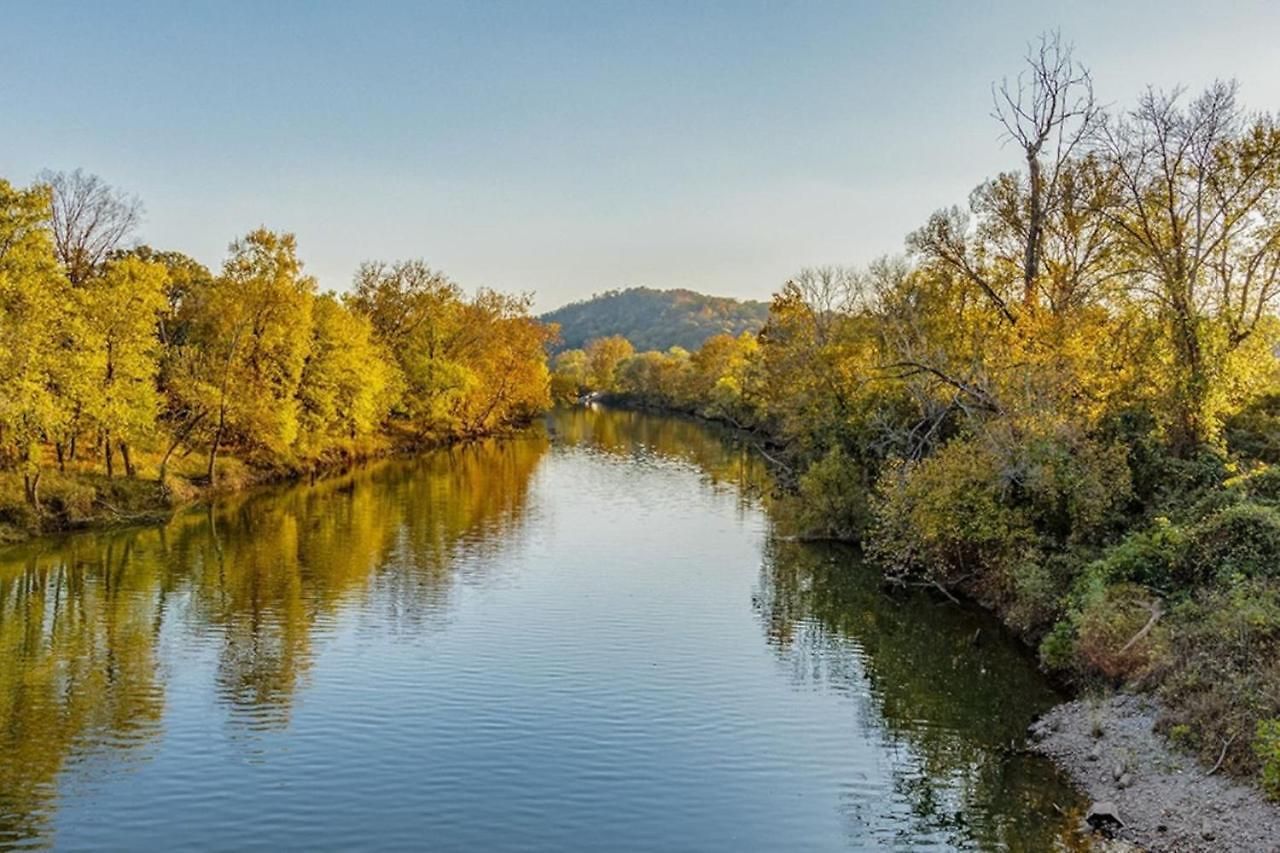 Penthouse On River With Garage And Patio, Walk Downtown Nashville