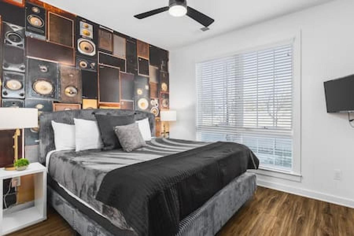 Gorgeous East House With Rooftop Patio, Garage, 9 Beds, 3 Miles To Downtown