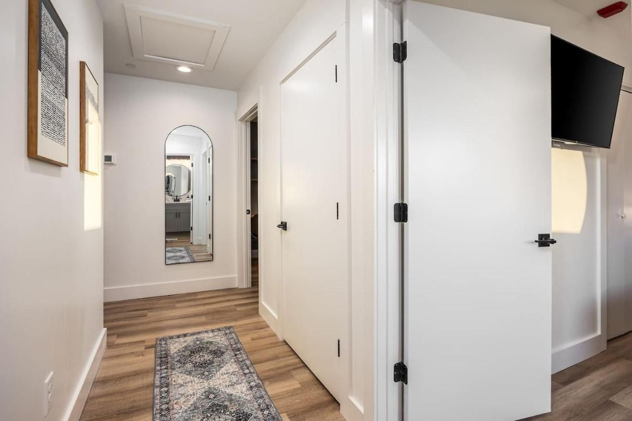 By Vanderbilt And Belmont, 3 Miles To Downtown & Free Parking Apartment