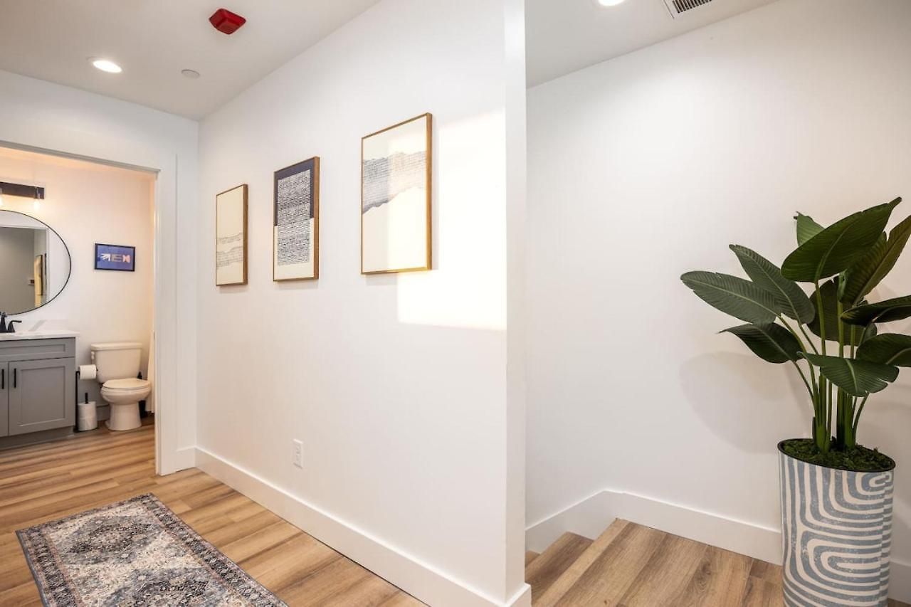By Vanderbilt And Belmont, 3 Miles To Downtown & Free Parking Apartment