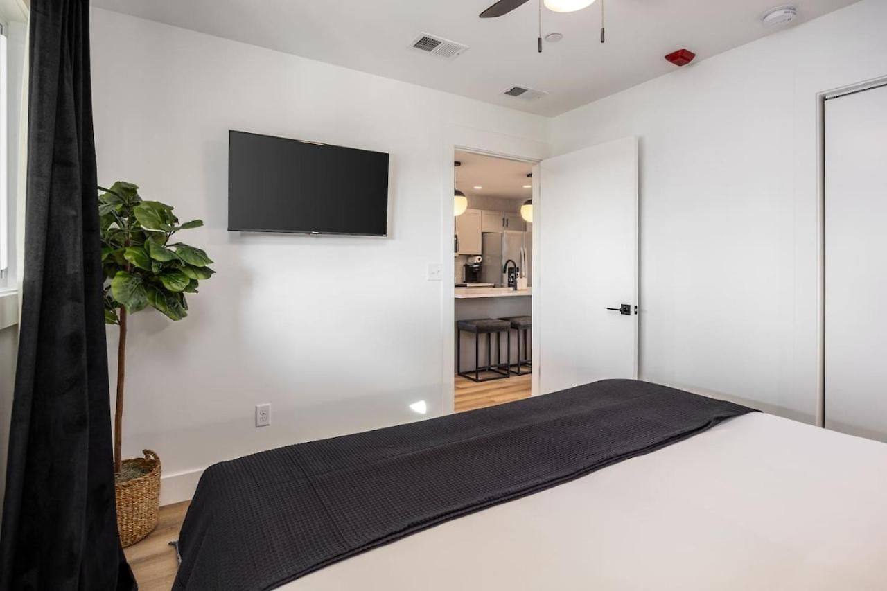 Walk To Restaurants From Condo, By Hospitals, 3 Miles To Downtown