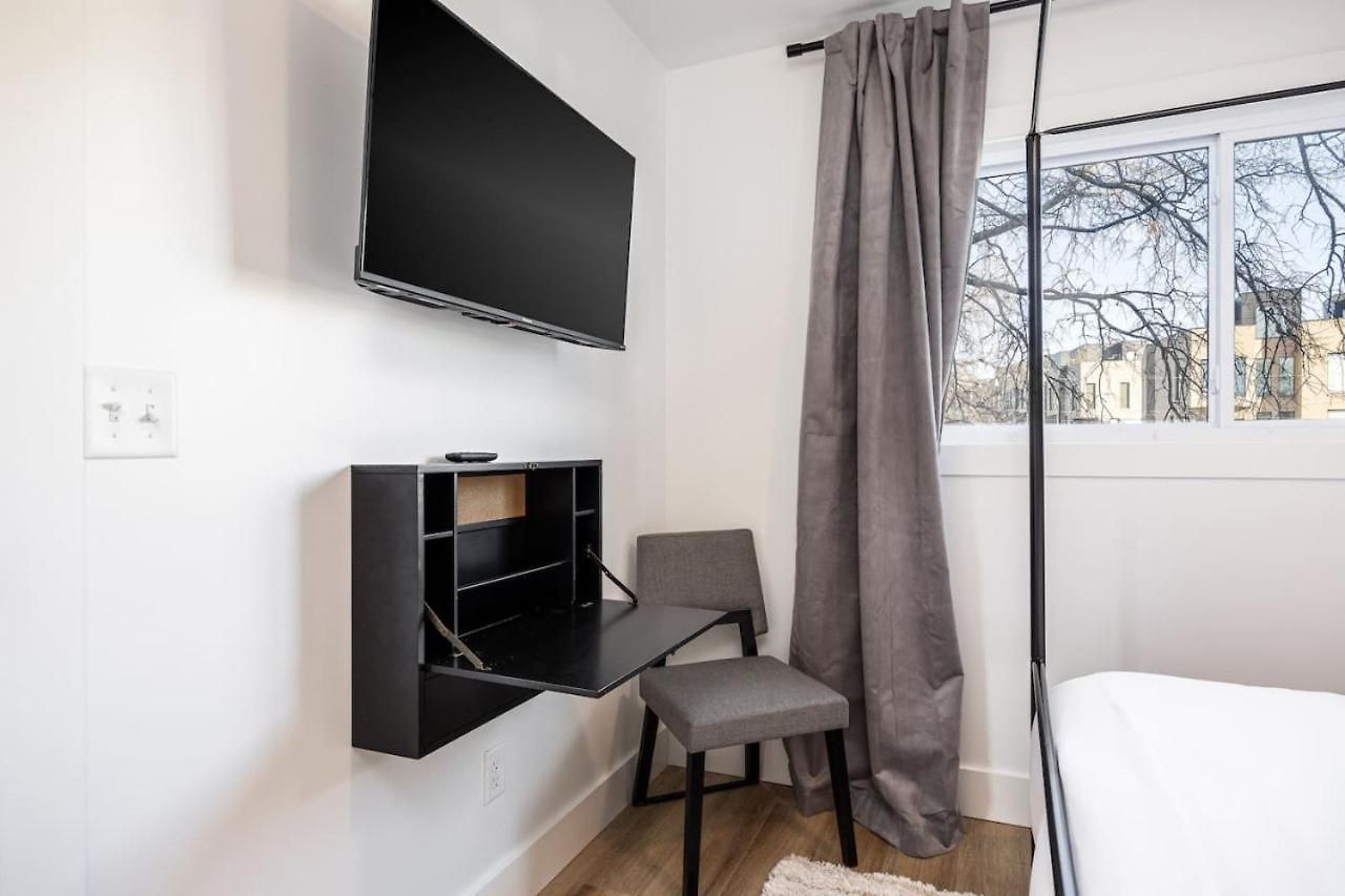 Walk To Restaurants From Condo, By Hospitals, 3 Miles To Downtown *