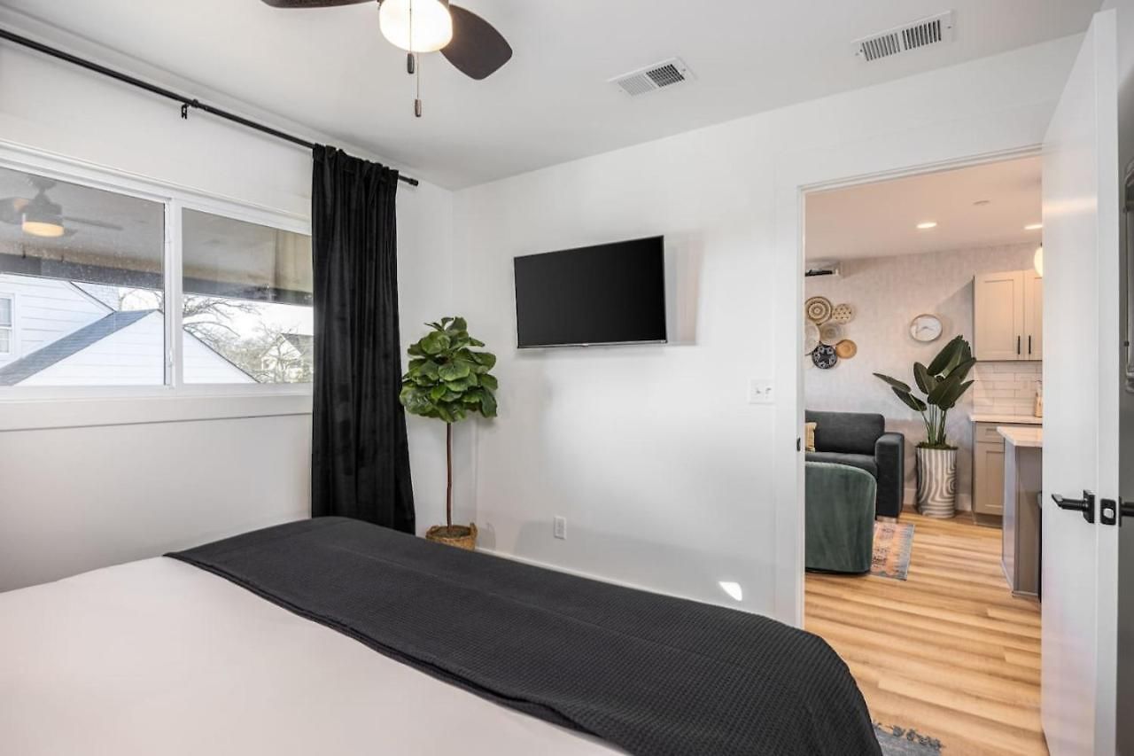Walk To Restaurants From Condo, By Hospitals, 3 Miles To Downtown Nashville