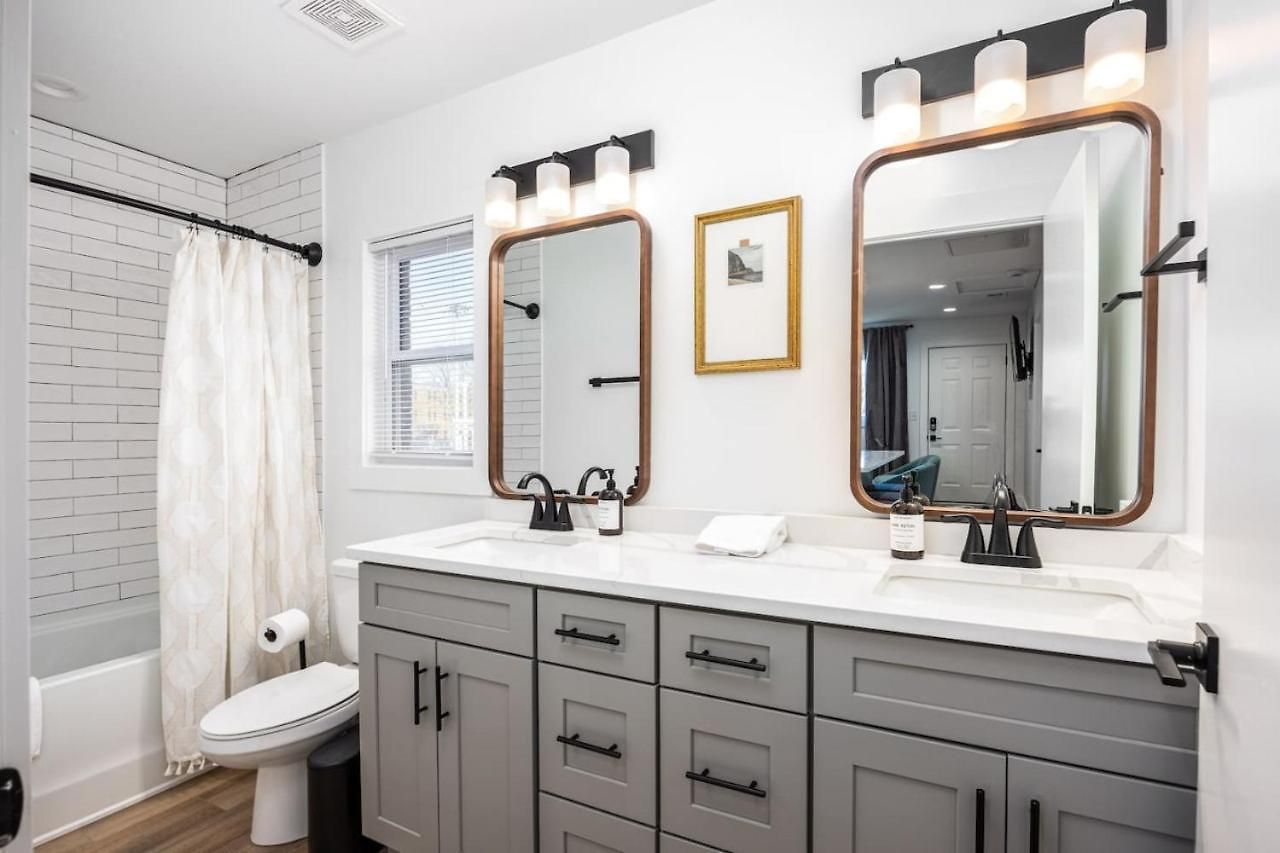 Apartment Walk To Restaurants From Condo, By Hospitals, 3 Miles To Downtown