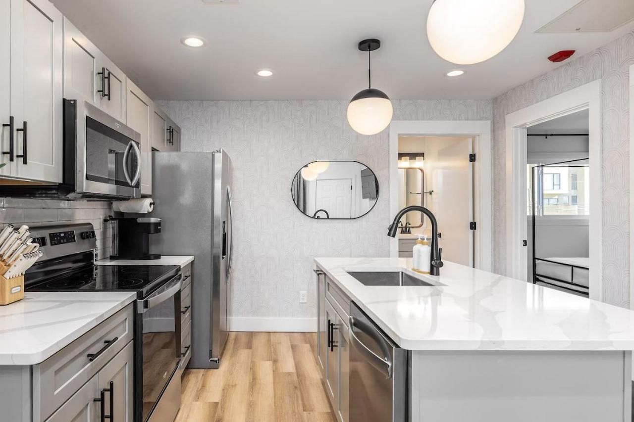 Walk To Restaurants From Condo, By Hospitals, 3 Miles To Downtown Apartment Nashville