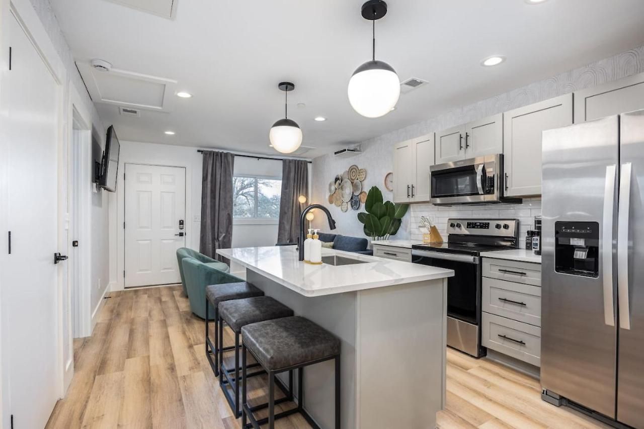 Walk To Restaurants From Condo, By Hospitals, 3 Miles To Downtown