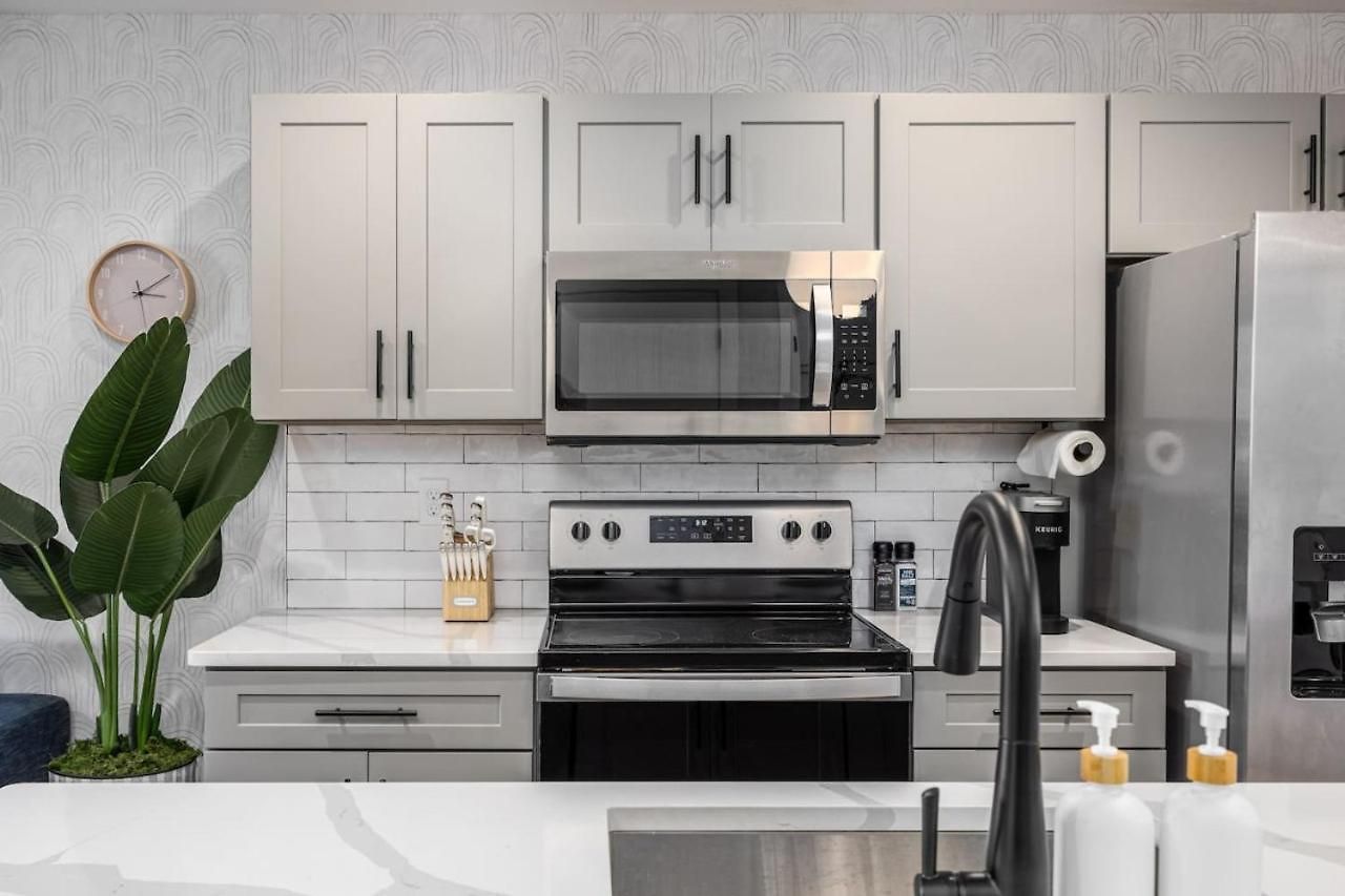 Walk To Restaurants From Condo, By Hospitals, 3 Miles To Downtown Apartment *