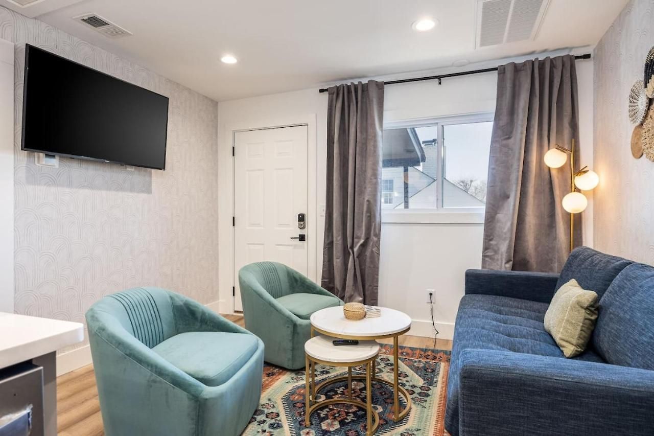 Walk To Restaurants From Condo, By Hospitals, 3 Miles To Downtown Apartment *