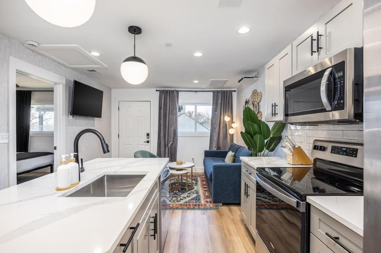 Apartment Walk To Restaurants From Condo, By Hospitals, 3 Miles To Downtown Nashville