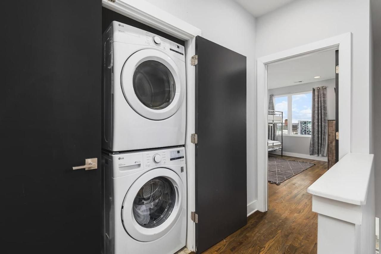 With Rooftop Deck & Garage, 2 Miles To Downtown Broadway Holiday home Nashville