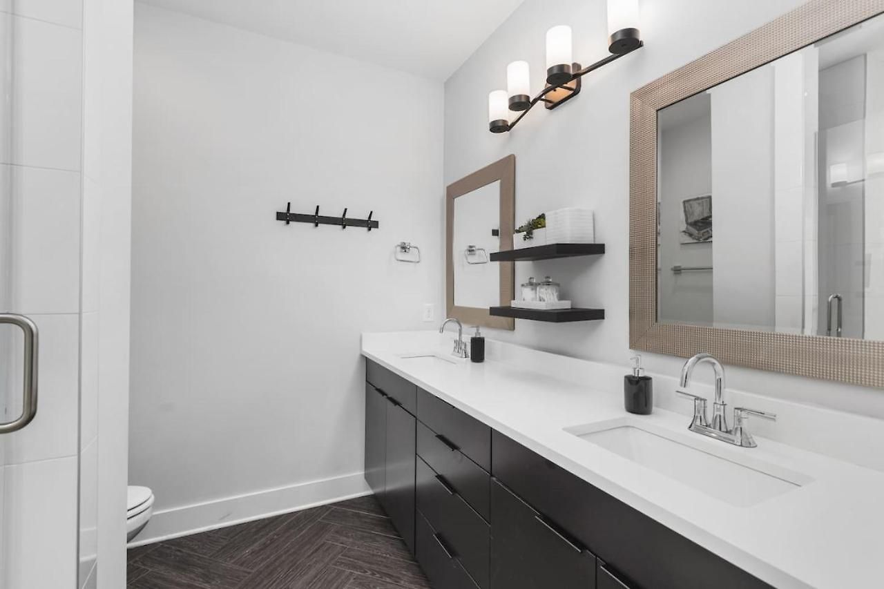 With Rooftop Deck & Garage, 2 Miles To Downtown Broadway Nashville