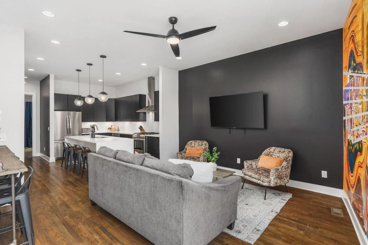 With Rooftop Deck & Garage, 2 Miles To Downtown Broadway Holiday home