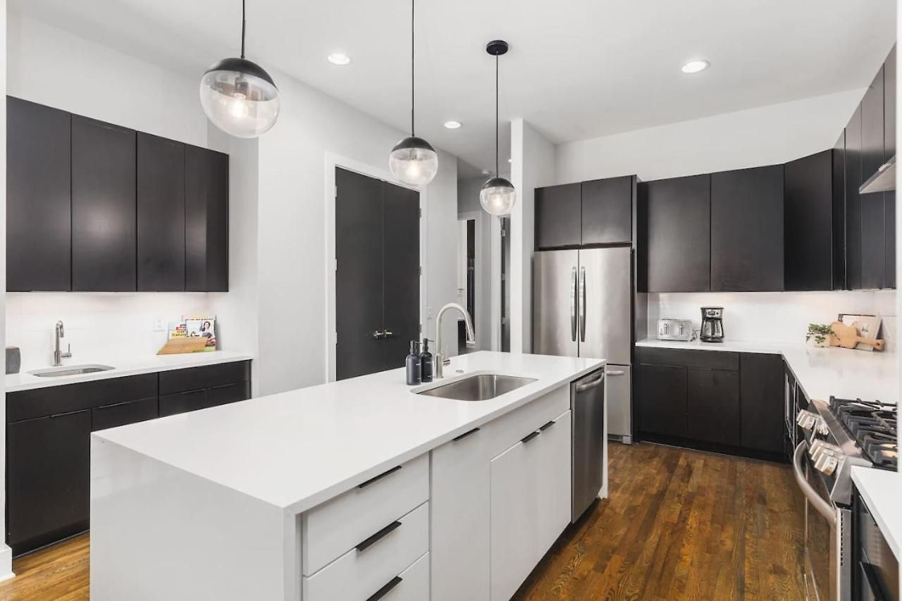 With Rooftop Deck & Garage, 2 Miles To Downtown Broadway Holiday home