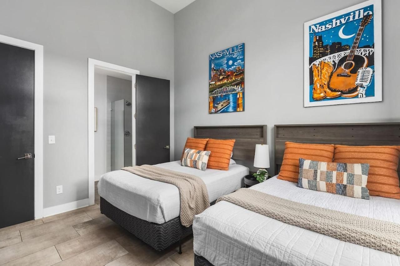 With Rooftop Deck & Garage, 2 Miles To Downtown Broadway *