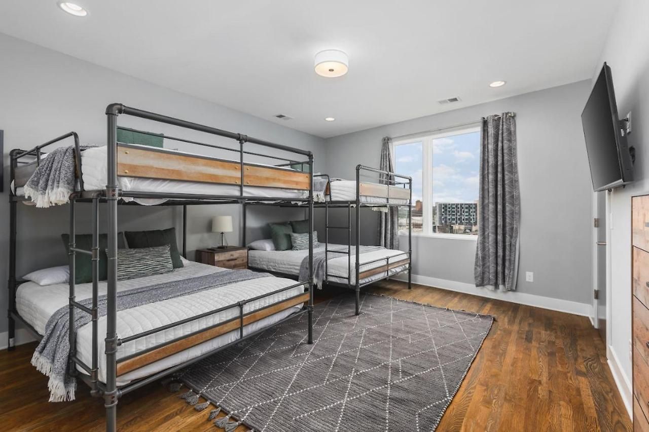 With Rooftop Deck & Garage, 2 Miles To Downtown Broadway Nashville