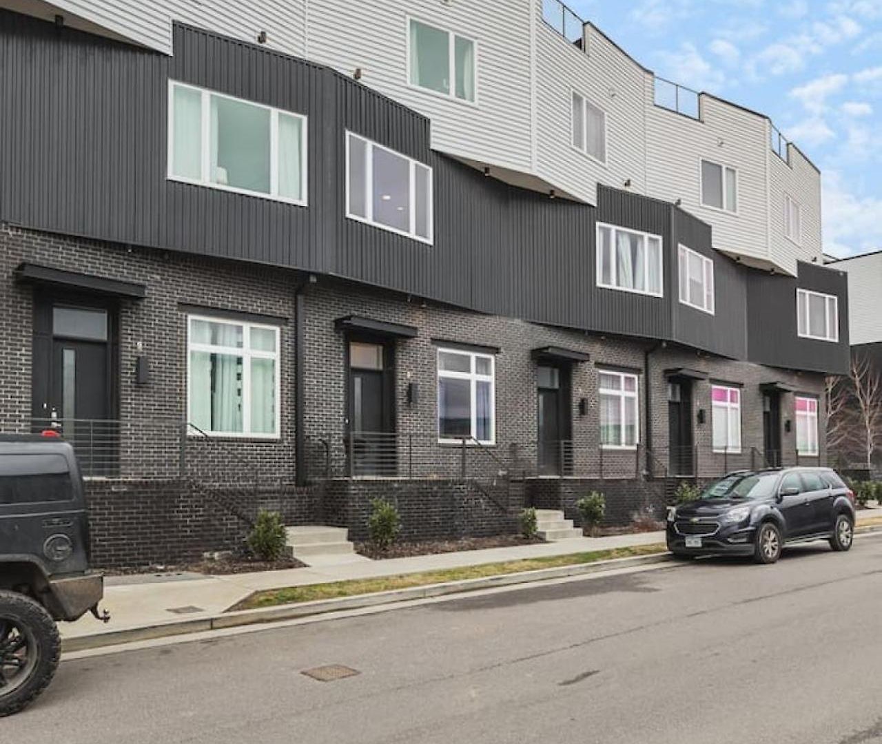 With Rooftop Deck & Garage, 2 Miles To Downtown Broadway *