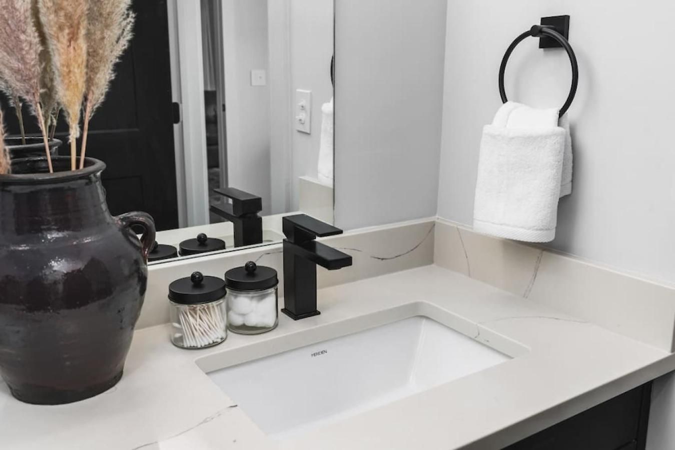 Premium With Huge Patio Near Vanderbilt & Downtown Nashville