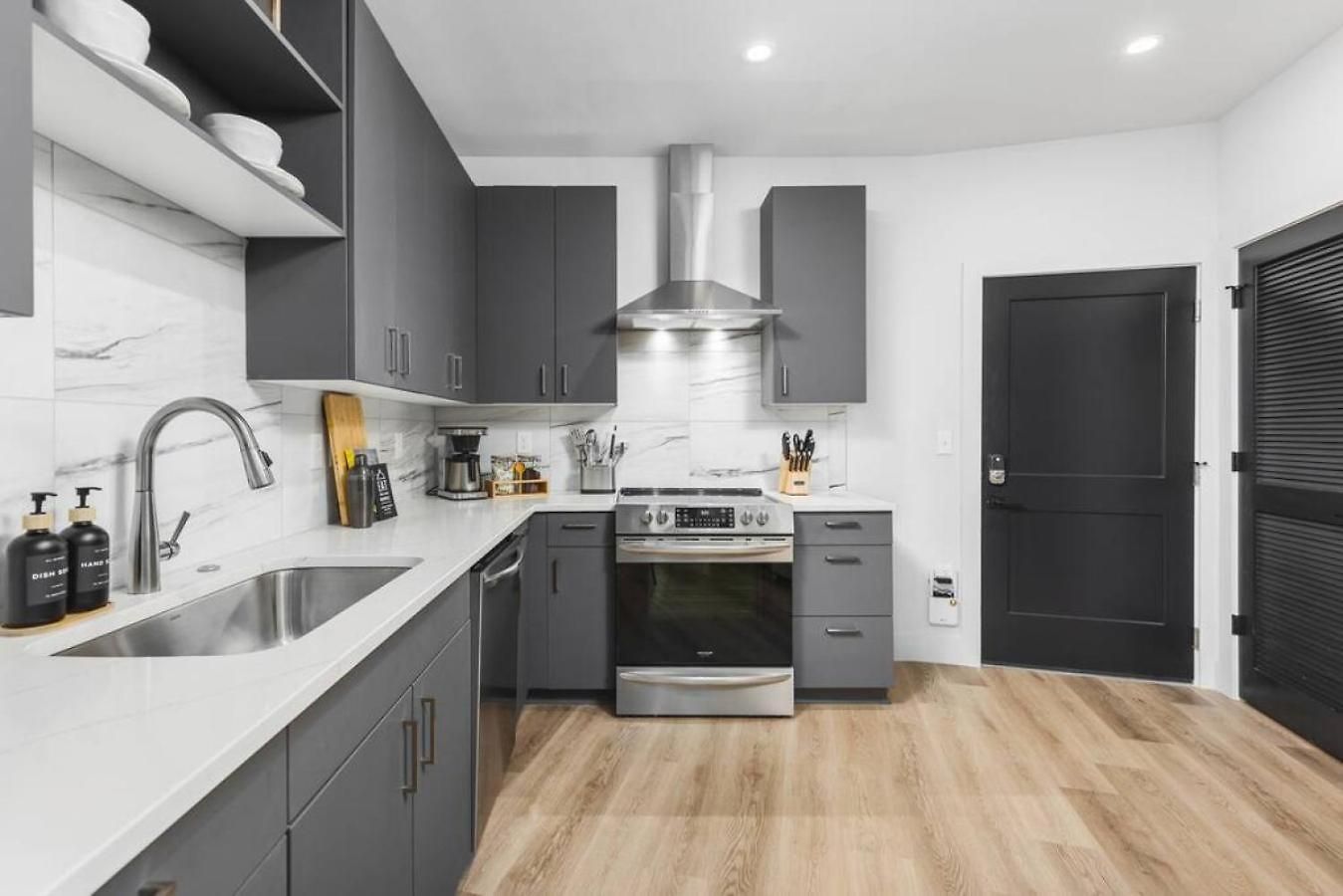 Luxury With Huge Patio, Near Vanderbilt & Downtown