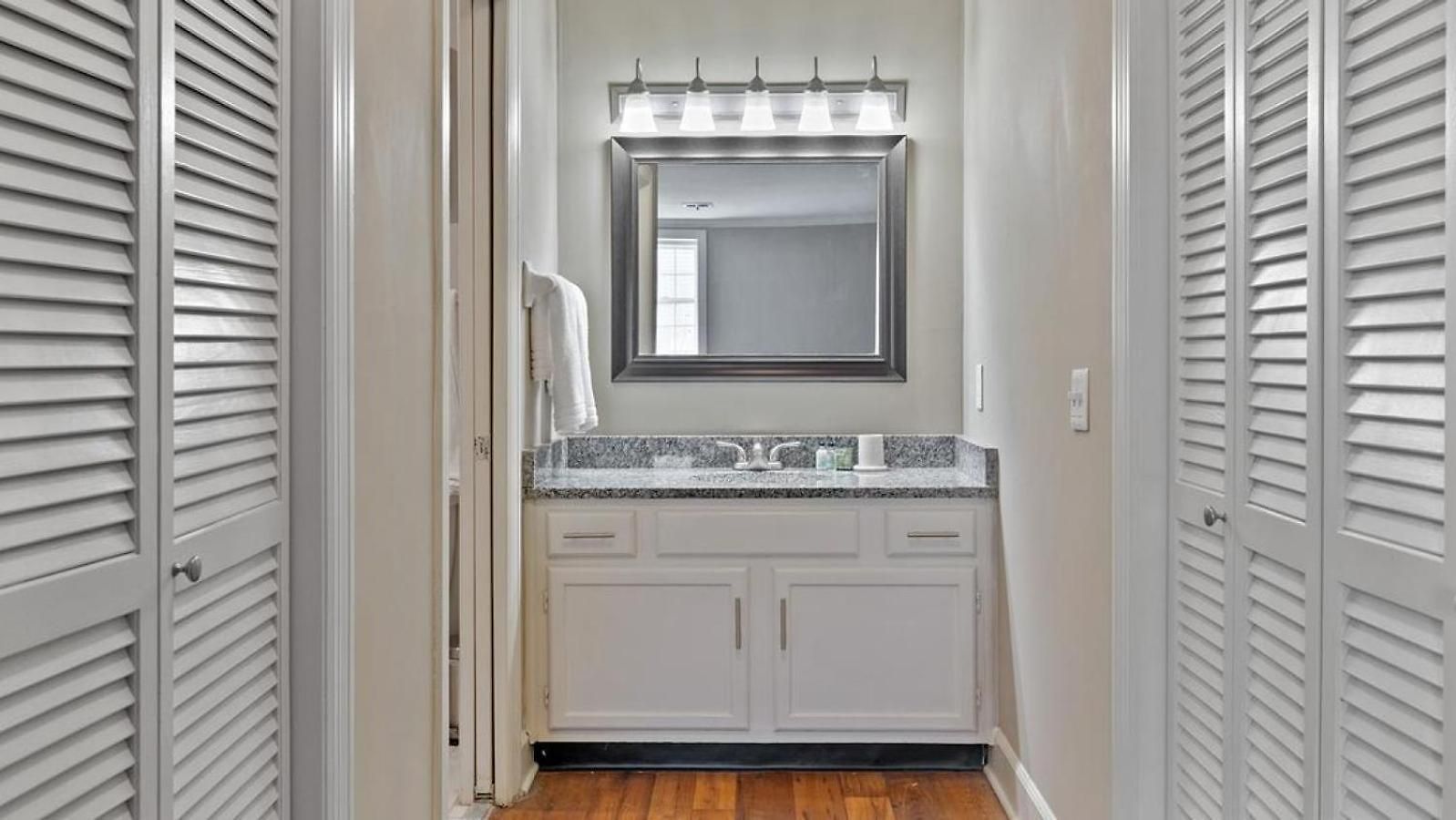 Apartment Landing Modern With Amazing Amenities *