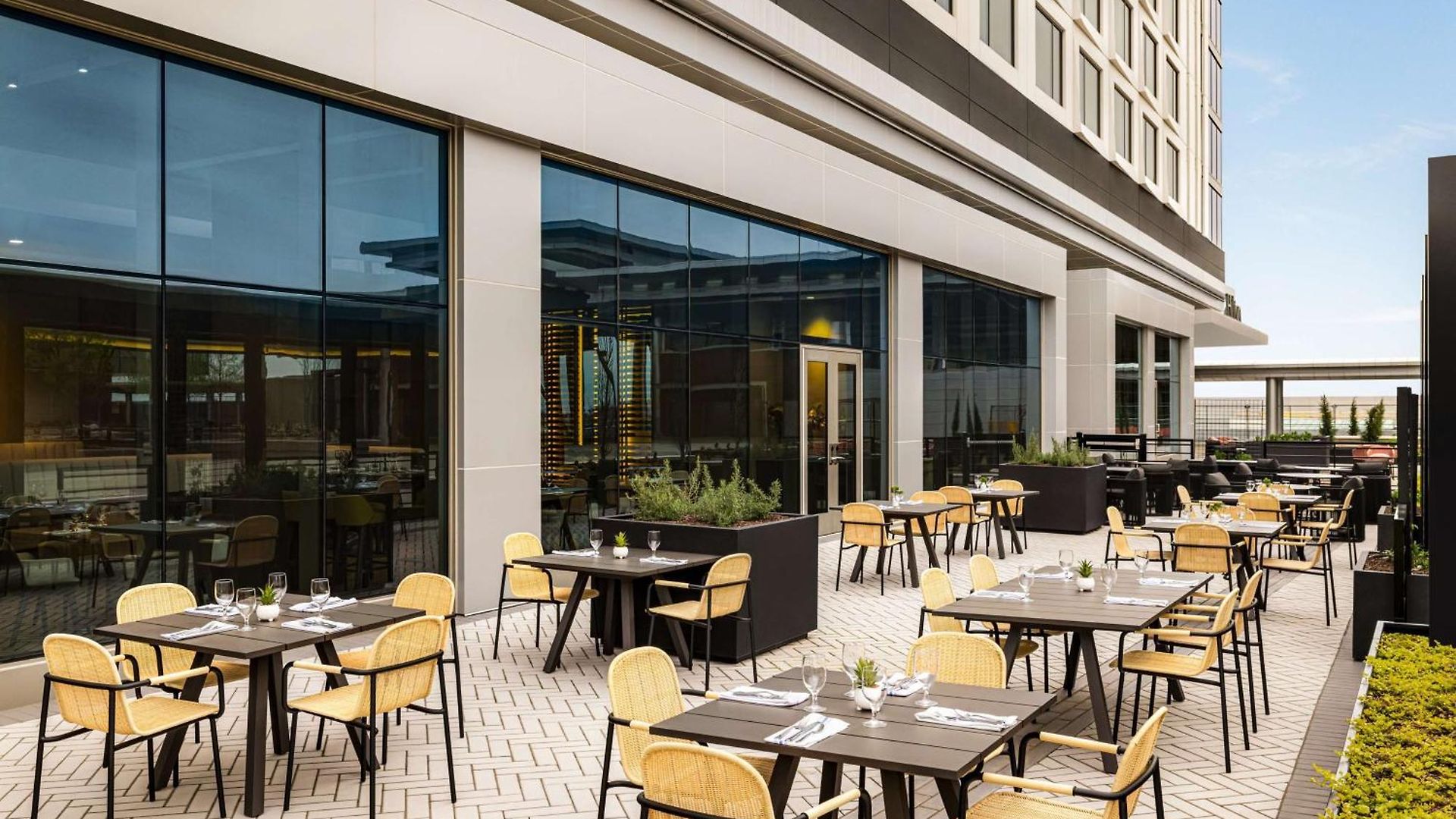 Hilton Bna Airport Terminal Hotel 4*