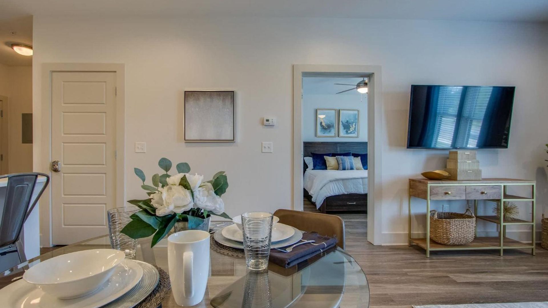 New East Nash - King Bed Short Drive To Dwntwn Apartment