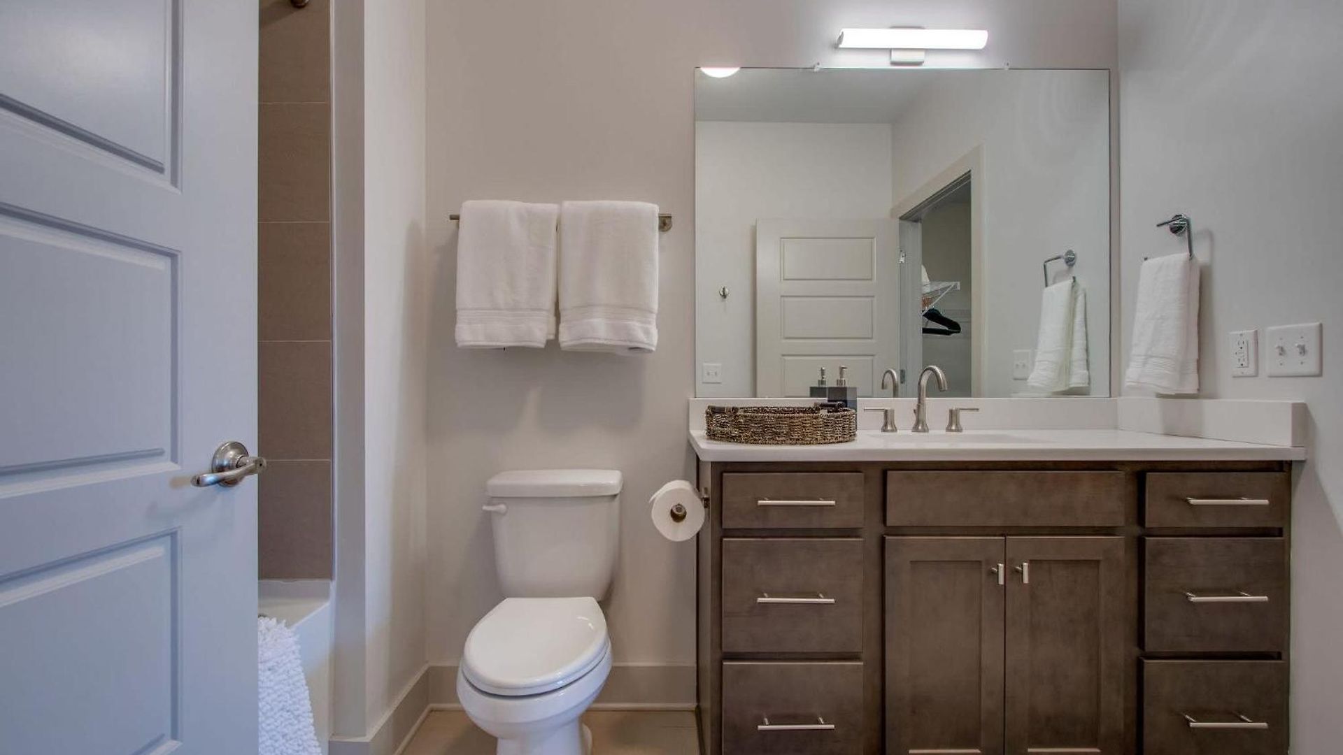 New East Nash - King Bed Short Drive To Dwntwn Apartment Nashville