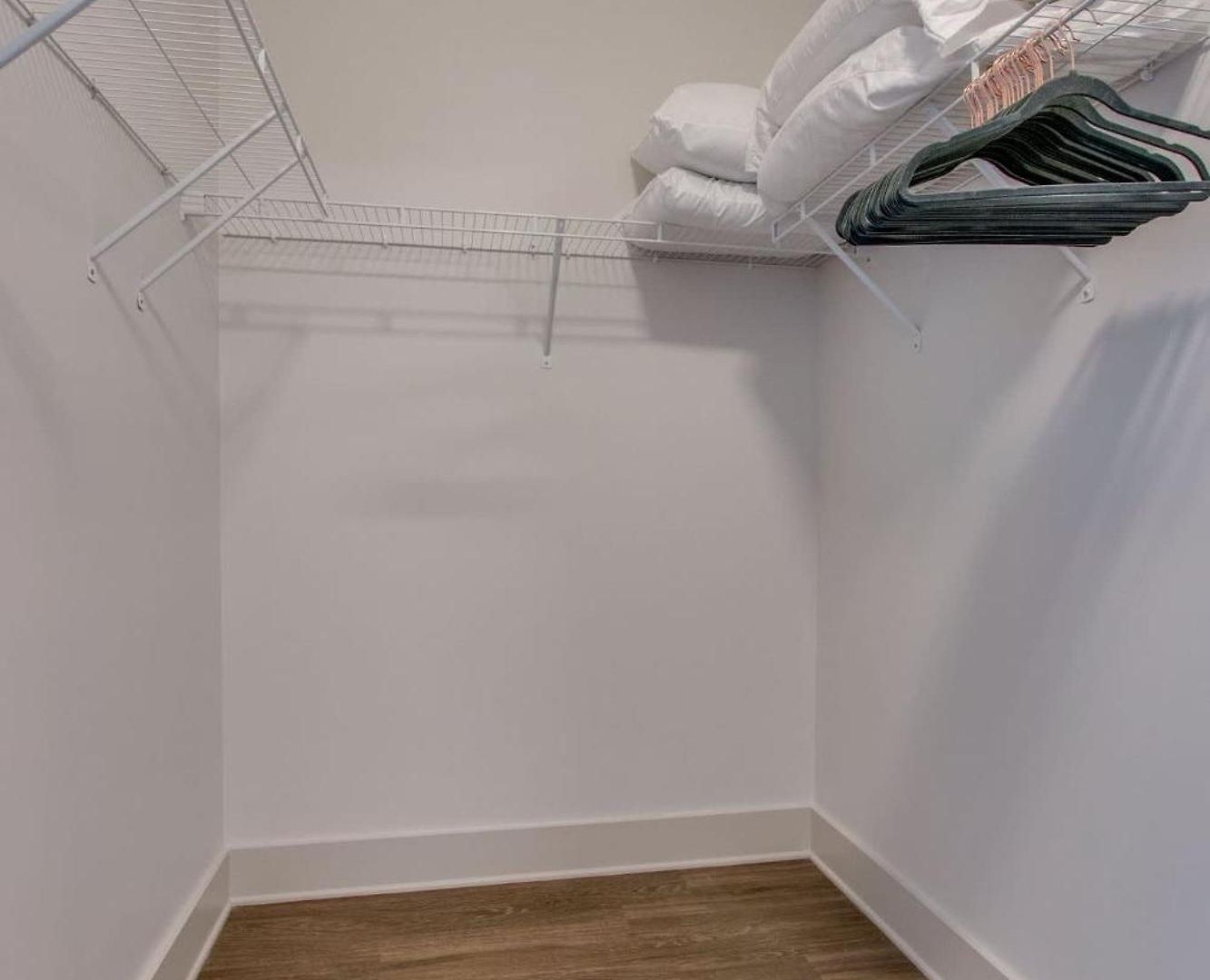New East Nash - King Bed Short Drive To Dwntwn Apartment