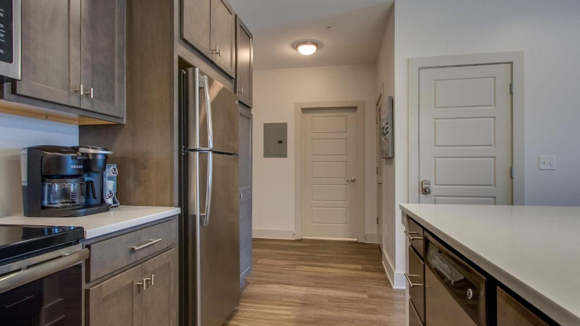New East Nash - King Bed Short Drive To Dwntwn Apartment