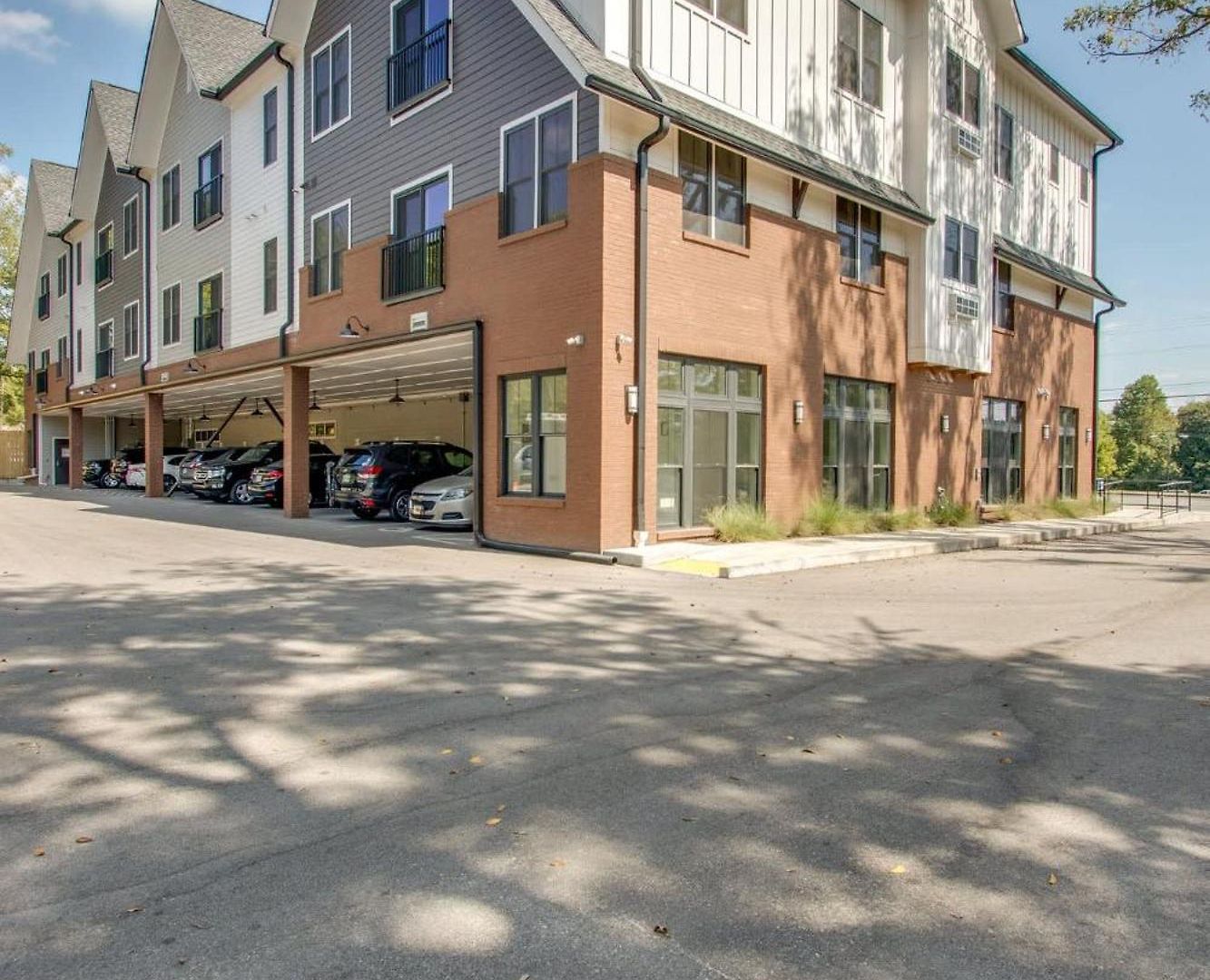 New East Nash - King Bed Short Drive To Dwntwn *